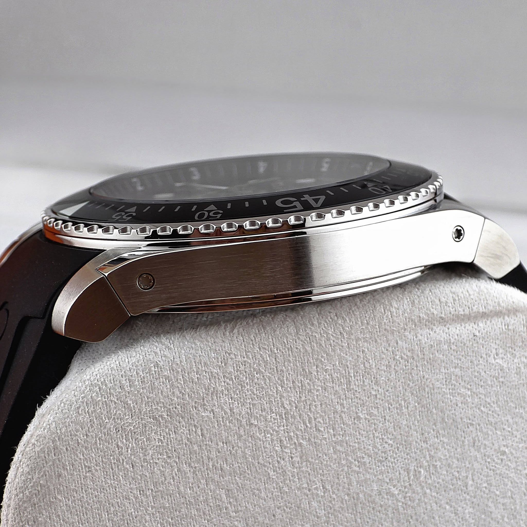 Gucci Dive Snake Black Dial Silver Steel Strap Watch For Men YA136217 - Image 2