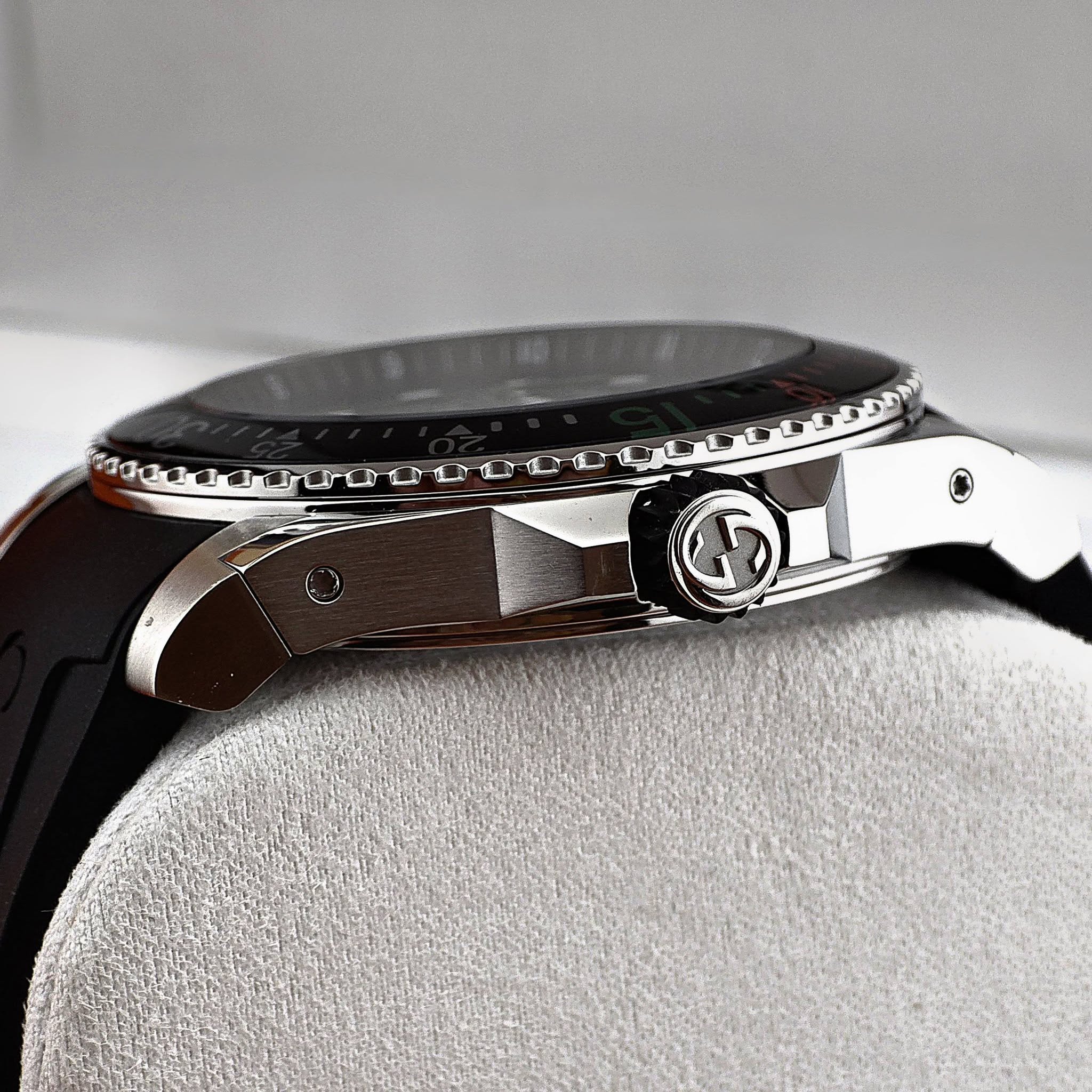 Gucci Dive Snake Black Dial Silver Steel Strap Watch For Men YA136217 - Image 4