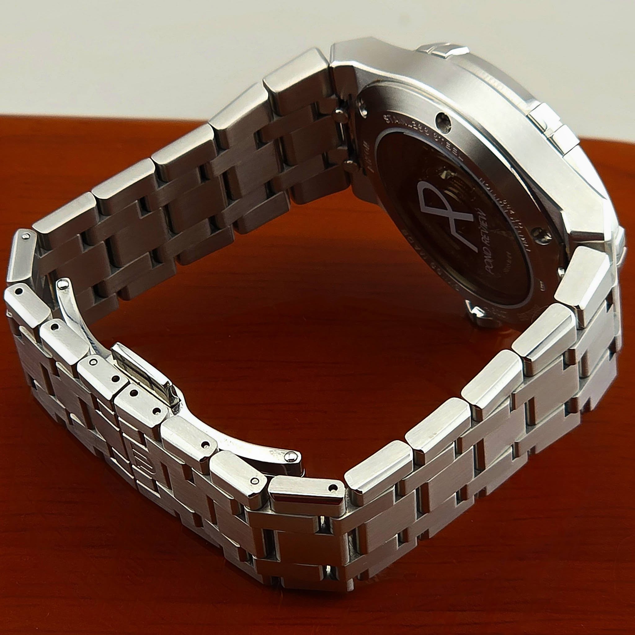 Maurice Lacroix x Pond Review AIKON Automatic Limited Edition 39 mm Ref: AI6007-SS00F-130-A - Image 6