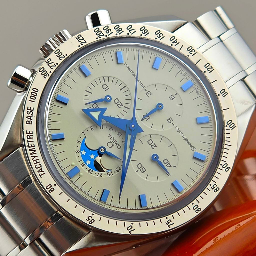 OMEGA Speedmaster Professional Moonphase 42mm White Dial Blue Broad Arrow Ref.3575.20.00 18K White Gold Bezel - Image 2